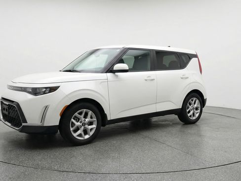 Used 2025 Kia Soul LX w/ LX Technology Package image 3