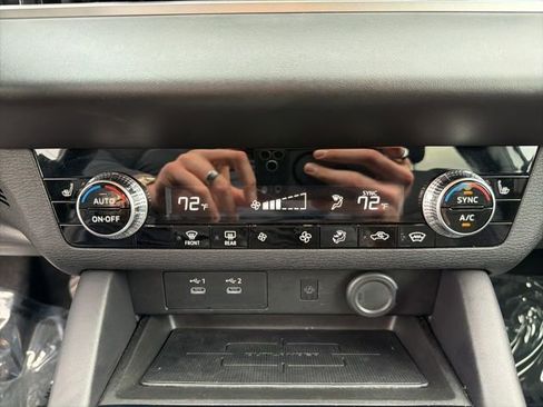 Used 2025 Mitsubishi Outlander SE image 25