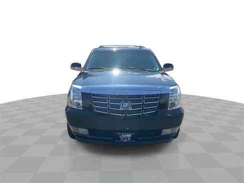 Used 2011 Cadillac Escalade 4D Sport Utility w/ Touring Package image 3