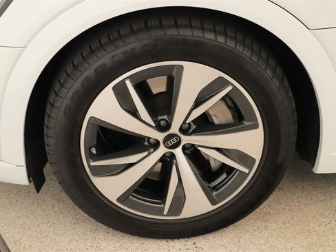 Used 2024 Audi Q8 e-tron Premium Plus w/ Premium Plus Package image 33