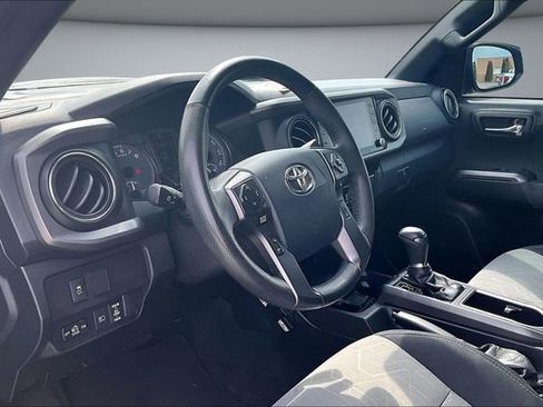 Used 2020 Toyota Tacoma TRD Sport w/ Technology Package AWD/4WD image 17