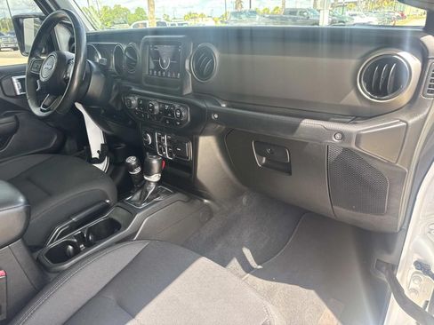 Used 2022 Jeep Gladiator Sport AWD/4WD image 9