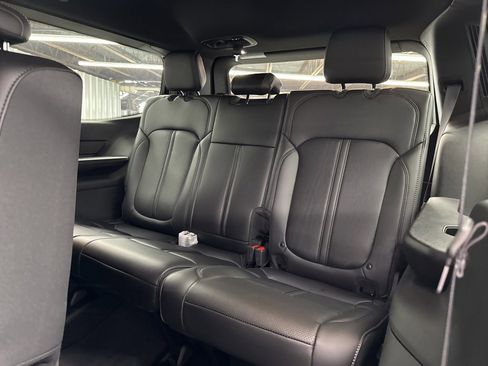 Used 2025 Jeep Wagoneer 2WD image 13