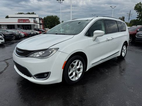Used 2018 Chrysler Pacifica Touring-L w/ Tire & Wheel Group FWD image 1