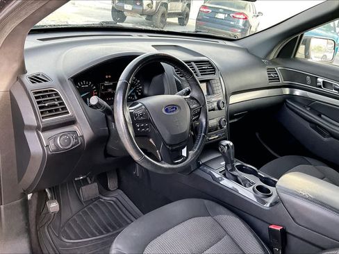 Used 2019 Ford Explorer XLT FWD image 2