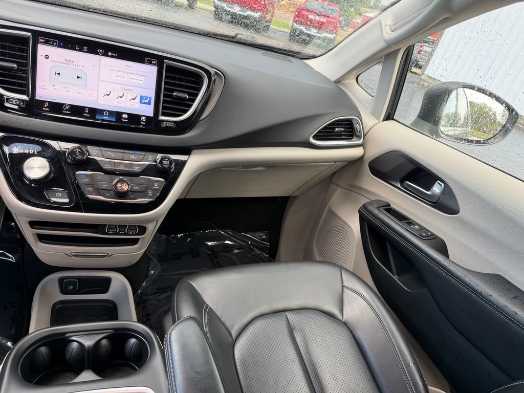 Used 2023 Chrysler Pacifica Touring-L FWD image 25