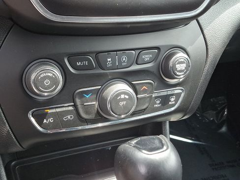 Used 2020 Jeep Cherokee Latitude Plus FWD image 15