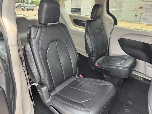Used 2018 Chrysler Pacifica Touring-L FWD image 27