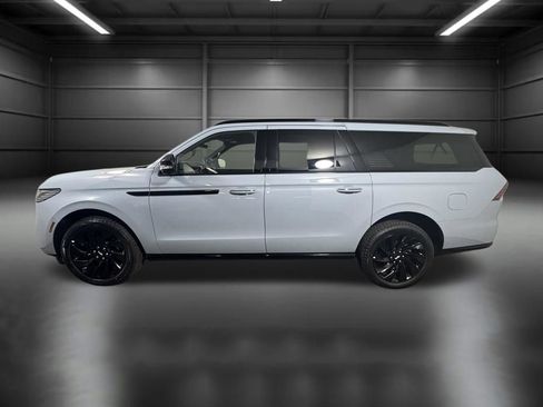 New 2026 Lincoln Navigator L Reserve AWD/4WD image 3