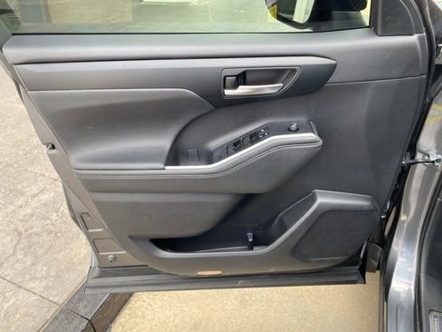 Used 2023 Toyota Highlander XSE FWD image 16