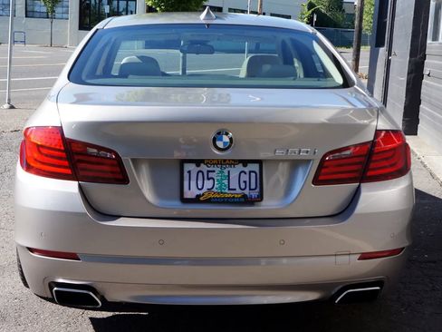 Used 2011 BMW 550i xDrive Sedan image 4