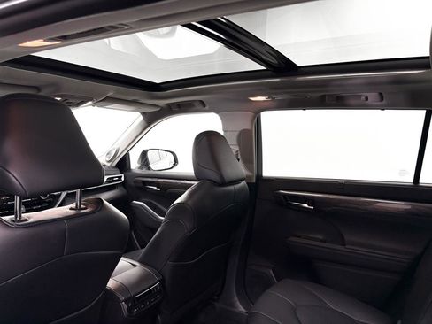 Used 2024 Toyota Highlander Platinum image 5