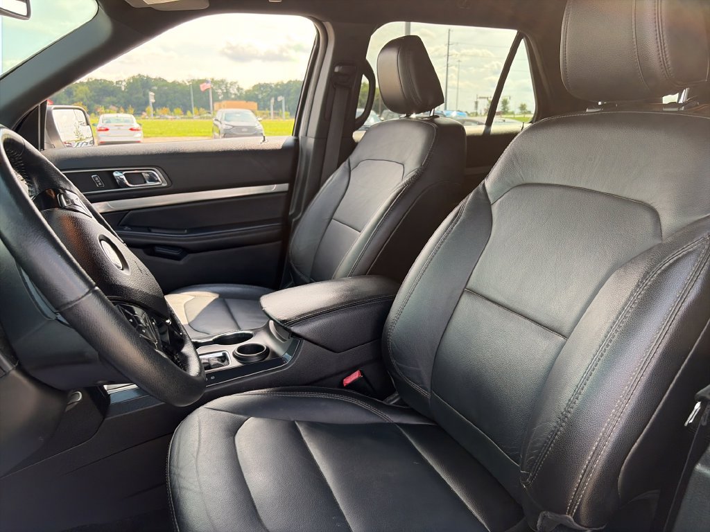 Used 2018 Ford Explorer XLT w/ Equipment Group 202A FWD image 16