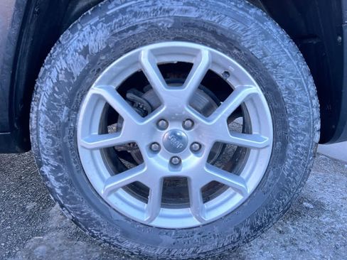 Used 2019 Jeep Renegade Latitude w/ Cold Weather Group image 10