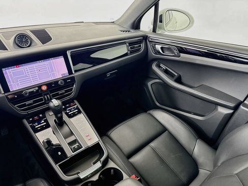 Certified 2025 Porsche Macan AWD/4WD image 26