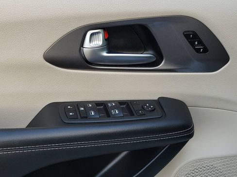 Certified 2023 Chrysler Pacifica Touring-L FWD image 15