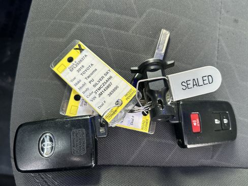 Used 2018 Toyota Tacoma TRD Off-Road image 32