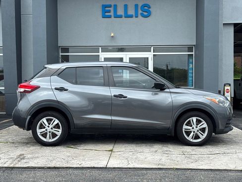 Used 2020 Nissan Kicks S image 2