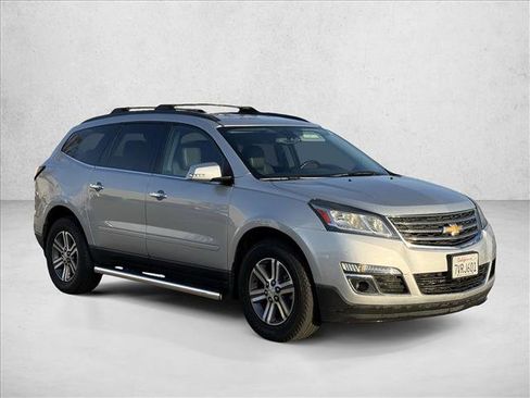 Used 2017 Chevrolet Traverse LT image 3