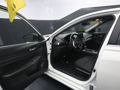 Used 2025 Nissan Altima 2.5 SV FWD image 12