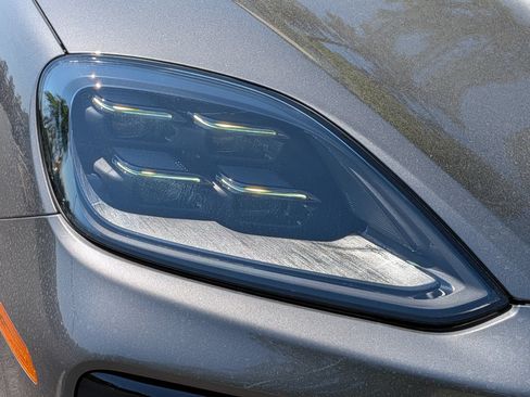 Certified 2025 Porsche Cayenne AWD/4WD image 33
