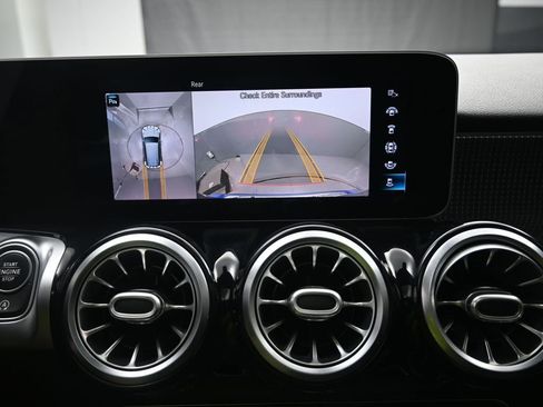 Used 2021 Mercedes-Benz GLB 250 GLB 250 w/ Premium Package image 12