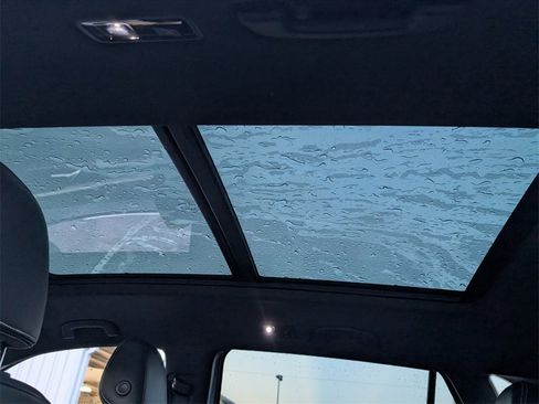 Used 2022 Volkswagen Atlas Cross Sport SEL R-Line image 10