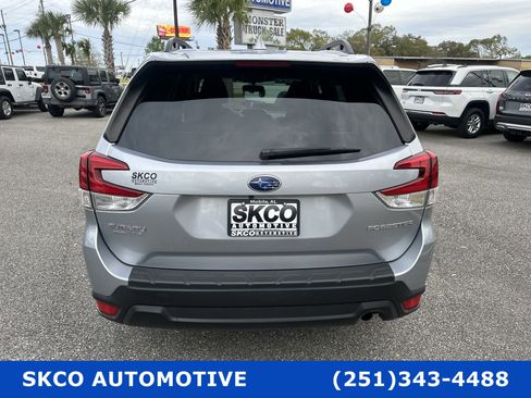 Used 2022 Subaru Forester Premium image 4