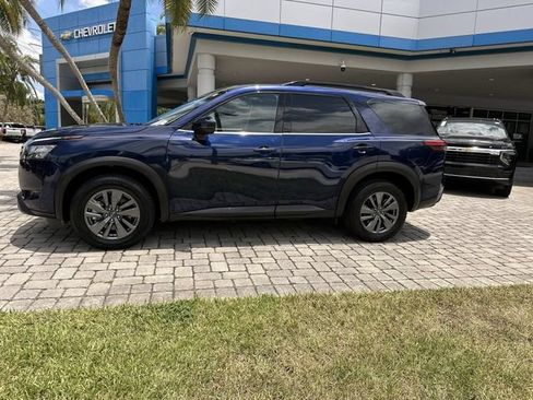 Used 2025 Nissan Pathfinder SV FWD image 32