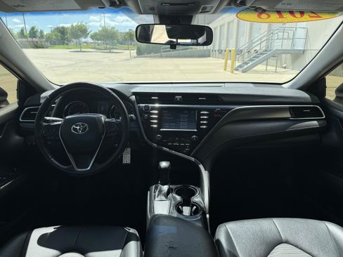 Used 2018 Toyota Camry SE FWD image 12