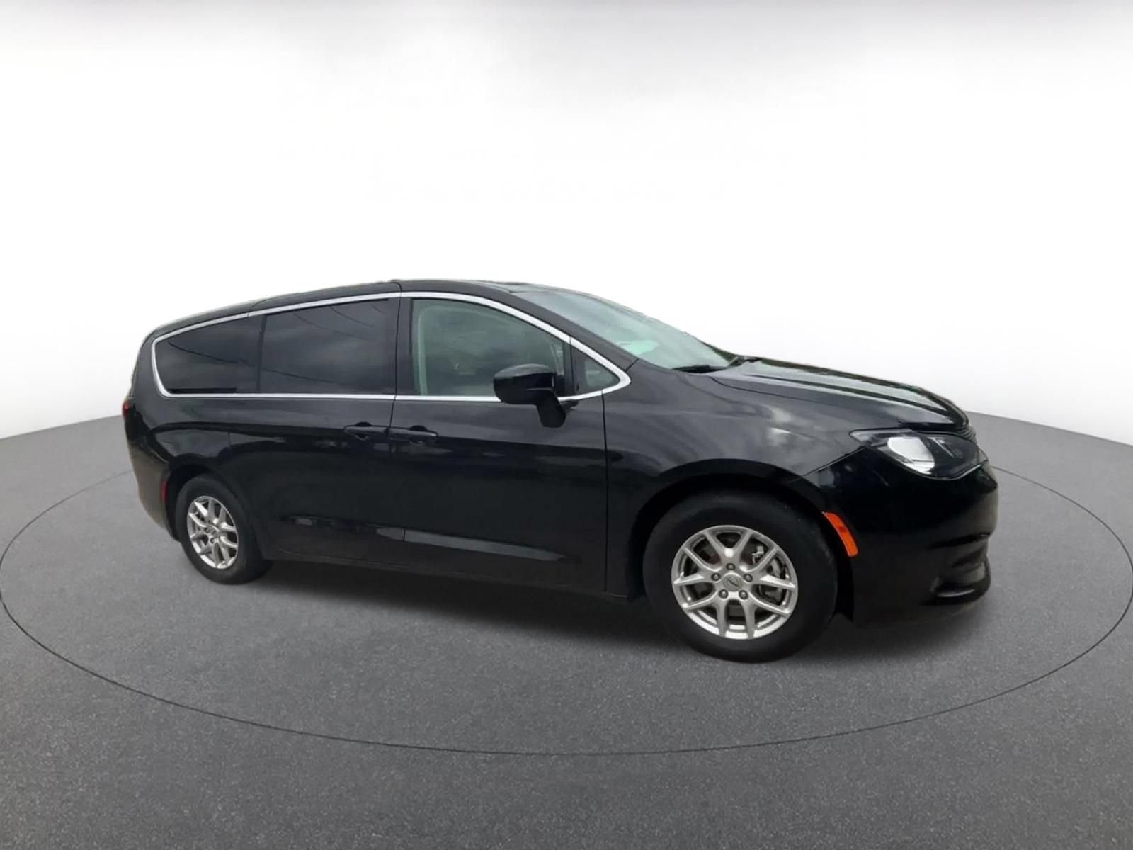 Used 2024 Chrysler Voyager LX FWD image 2