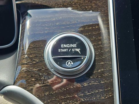 Used 2025 Mercedes-Benz GLC 300 4MATIC image 24