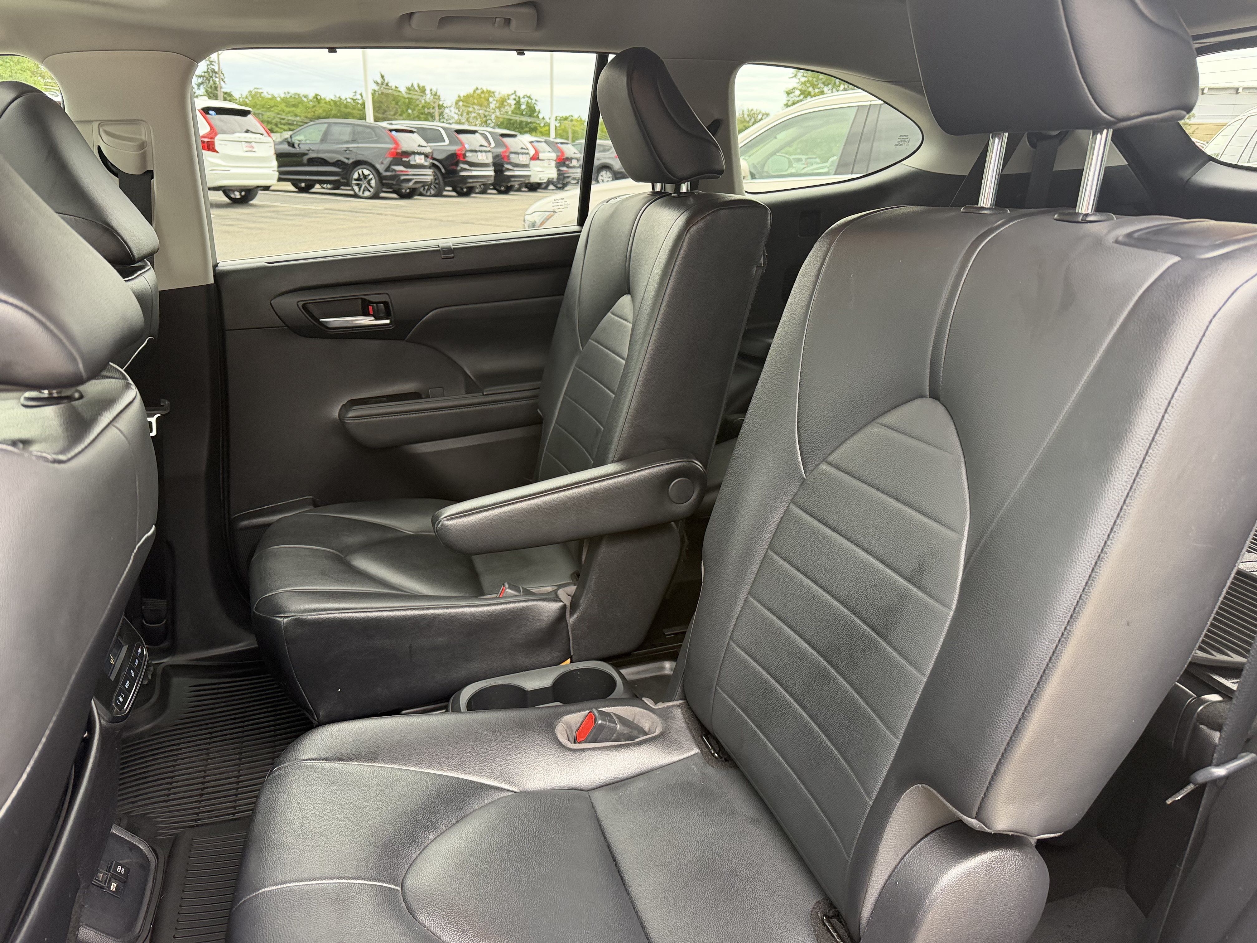 Used 2021 Toyota Highlander XLE AWD/4WD image 11