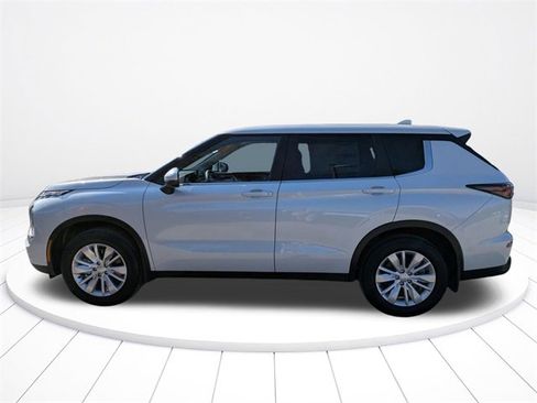 New 2025 Mitsubishi Outlander ES image 7