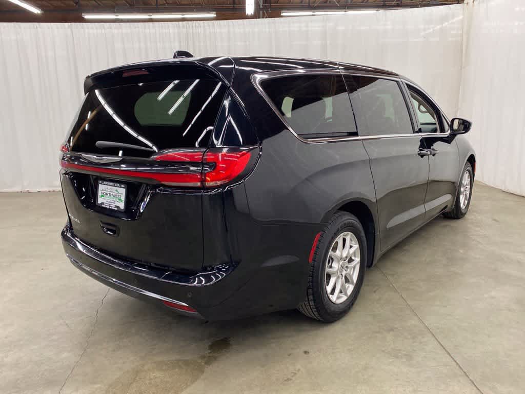 Used 2024 Chrysler Pacifica Touring-L FWD image 6