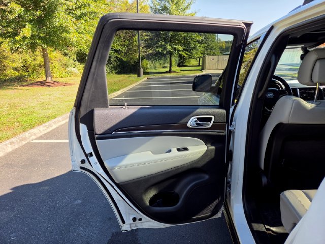 Used 2018 Jeep Grand Cherokee Limited AWD/4WD image 23