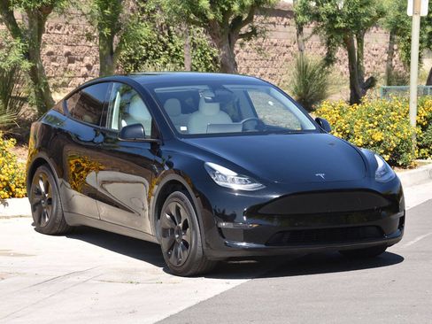 Used 2022 Tesla Model Y Long Range image 25