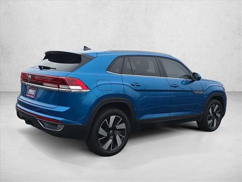 Used 2024 Volkswagen Atlas Cross Sport SE w/ Panoramic Sunroof Package image 5