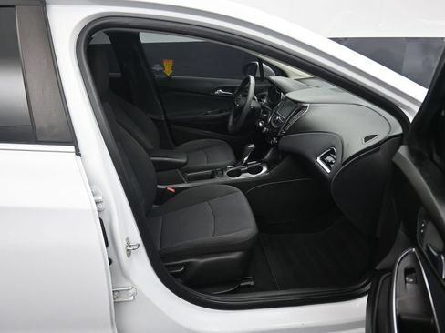 Used 2018 Chevrolet Cruze LT FWD image 38
