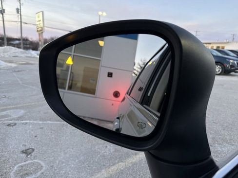 Used 2023 Chrysler Pacifica Touring-L image 7