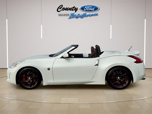Used 2017 Nissan 370Z Touring Sport image 5