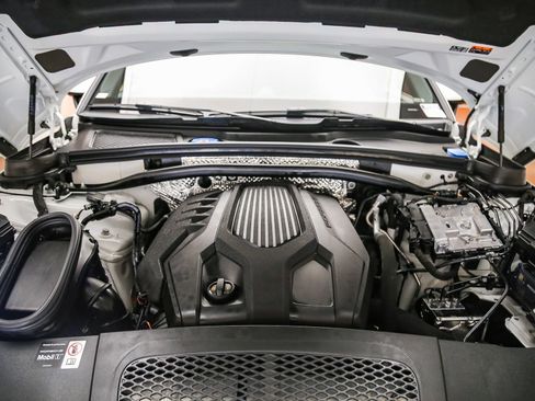 Certified 2026 Porsche Macan Turbo AWD/4WD image 32