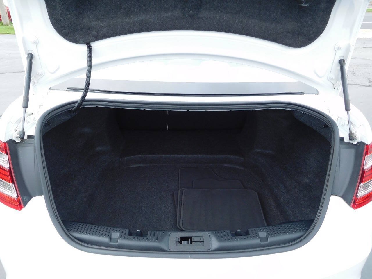 Used 2016 Ford Taurus SE FWD image 18