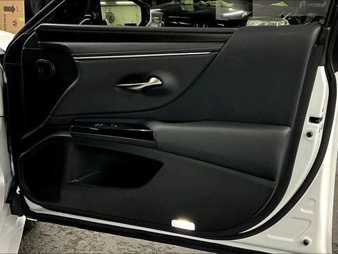 Used 2025 Lexus ES 300h w/ Premium Package image 22