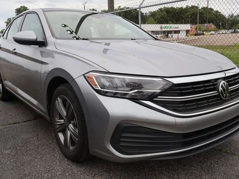 Used 2024 Volkswagen Jetta SE FWD image 2