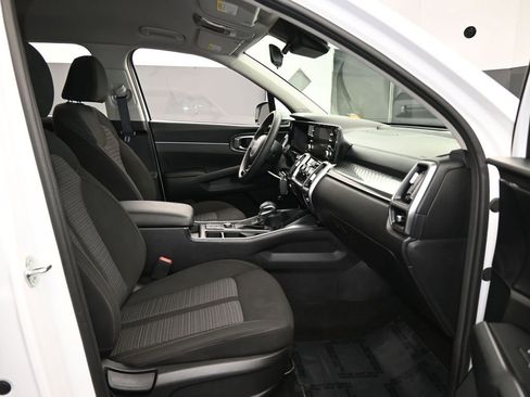 Used 2023 Kia Sorento LX image 39