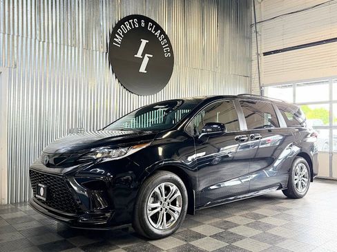 Used 2023 Toyota Sienna XSE AWD/4WD image 1