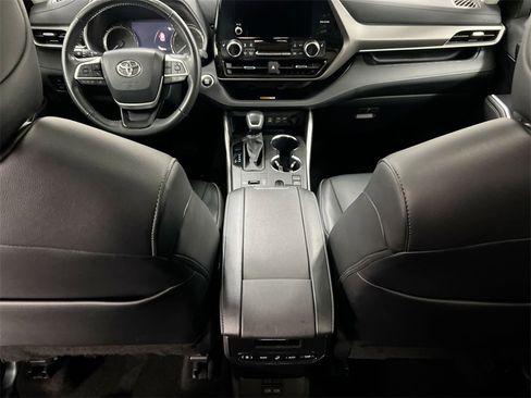 Used 2024 Toyota Highlander XLE image 10