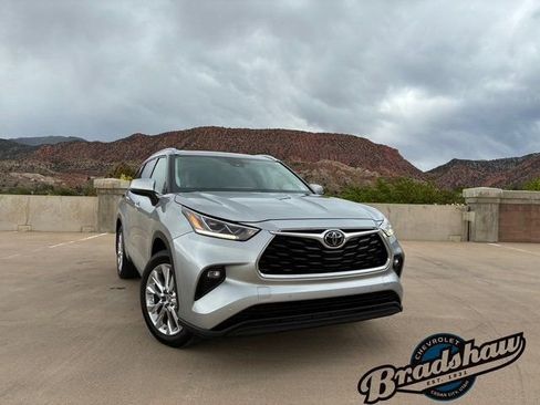 Used 2021 Toyota Highlander Limited image 2