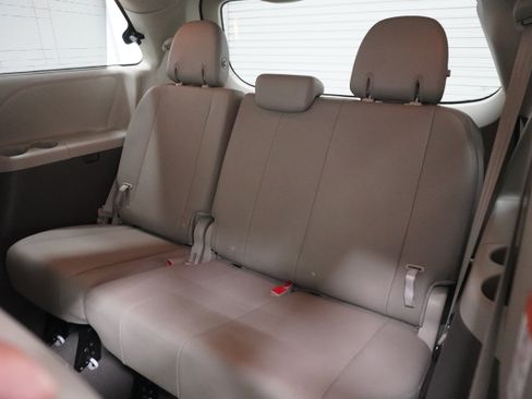 Used 2019 Toyota Sienna XLE w/ XLE Navigation Package FWD image 14